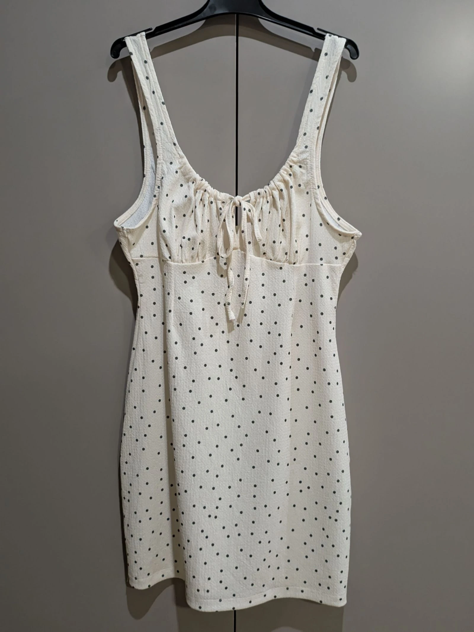 Vestido curto branco com pontos negros e detalhe de laço tamanho M da Pull&Bear – photo 8